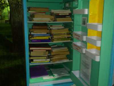 Acquaviva, frigoriferi pieni di libri