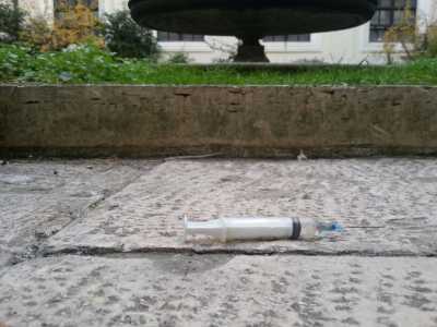 Siringa trovata vicino alla fontana