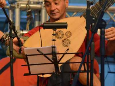 Giuseppe Petrella suona la tiorba