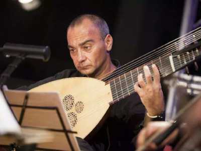 Giuseppe Petrella suona la tiorba