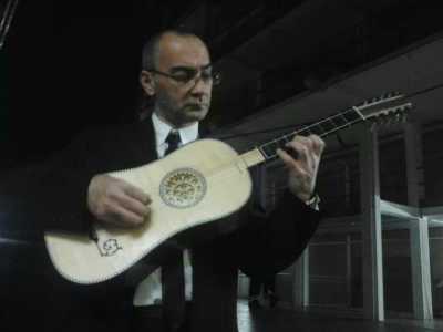 Giuseppe Petrella alle prese con la chitarra barocca