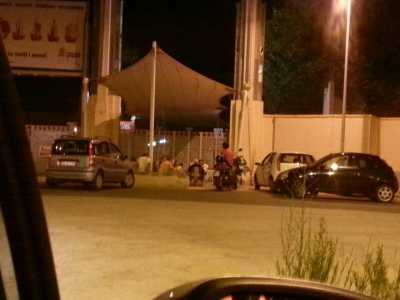 Altre famiglie all'ingresso della Fiera del Levante