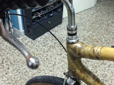 Il dettaglio dello sterzo in acciaio montato sul telaio di bamb�
