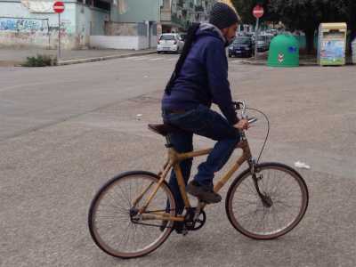 Michele, uno dei ragazzi dell'associazione, che collauda la bici di bamb�