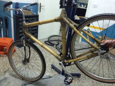 Un'altra foto della bici mentre Corrado, uno dei ragazzi dell'associazione, apporta gli ultimi ritocchi