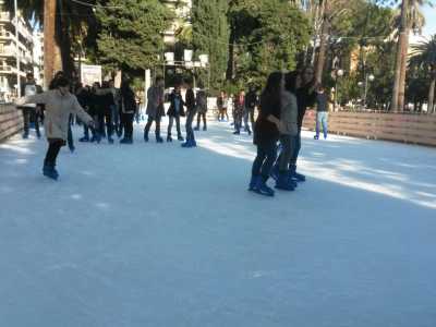 Alcuni ragazzi mentre pattinano sul ghiaccio della pista allestita in piazza Umberto