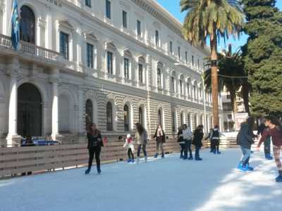 La pista di pattinaggio in piazza Umberto. Sullo sfondo, l'Ateneo di Bari