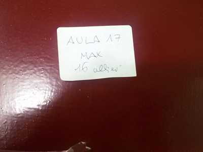 Il cartello posto sulla porta dell'aula 17: ingresso riservato a non pi� di 16 alunni