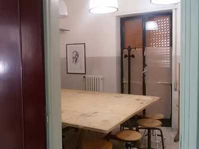 Un'aula chiaramente inadeguata a contenere gli studenti