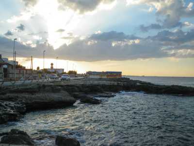 Veduta della zona di costa chiamata San Domenico con una pascheria sullo sfondo