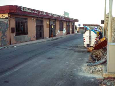 Un bar chiuso e abbandonato in strada della Marina