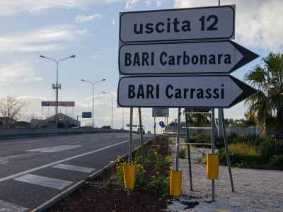 Lo svincolo Bari Carrassi - Carbonara ci introduce in corso Alcide De Gasperi, l'arteria su cui si affaccia l'edificio