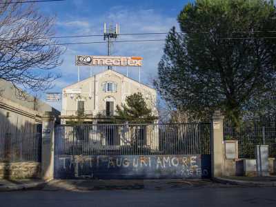 L'antico palazzo visto da fuori: semplice condominio fino agli anni 60, fu poi trasformato in asilo nido, ristorante e infine nella fabbrica di materassi, prima del lungo abbandono