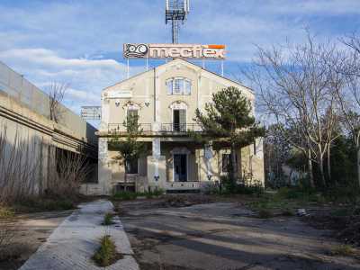 L'ex fabbrica come appare dopo aver varcato il cancello d'ingresso
