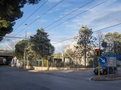 La costruzione vista da corso Alcide de Gasperi, a due passi dallo svincolo