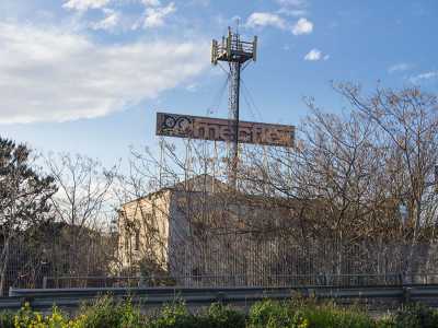 L'insegna spicca anche percorrendo l'altra corsia della tangenziale, in direzione Brindisi