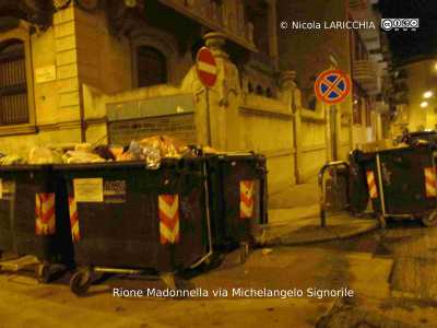 Rione Madonnella via Michelangelo Signorile, plastica nell'indifferenziata per mancanza cassonetti (Foto di Nicola LARICCHIA)