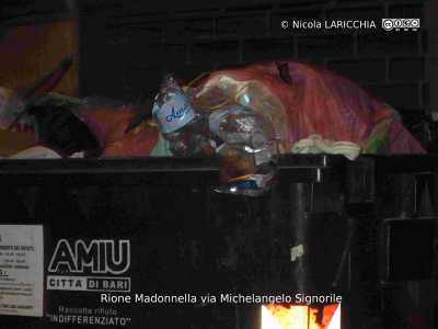 Rione Madonnella via Michelangelo Signorile, plastica nell'indifferenziata per mancanza cassonetti (Foto di Nicola LARICCHIA)