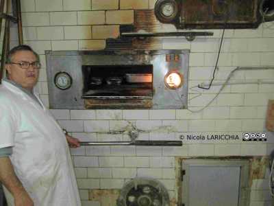 Il vano cottura del forno girevole del panificio Santa Teresa di Bari vecchia (Foto di Nicola LARICCHIA)