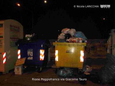 Rione Poggiofranco via Giacomo Tauro, cassonetti stracolmi svuotati troppo poco frequentemente (Foto di Nicola LARICCHIA)
