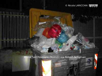 Rione San Pasquale (Nuovo) via Robert Schuman, cassonetti stracolmi svuotati troppo poco frequentemente (Foto di Nicola LARICCHIA)