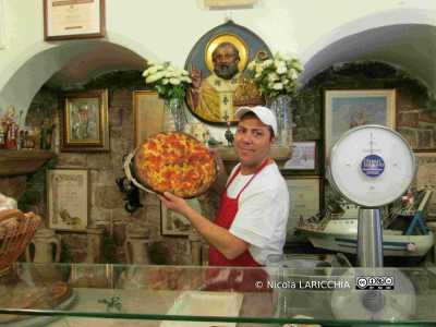 Focaccia barese al pomodoro del panificio Fiore di Bari vecchia (Foto di Nicola LARICCHIA)