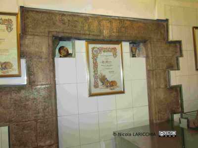 Particolare della ex chiesa bizantina del 1208 d.C. nella quale si trova il panificio Fiore di Bari vecchia (Foto di Nicola LARICCHIA)