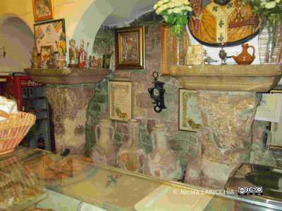 Particolare della ex chiesa bizantina del 1208 d.C. nella quale si trova il panificio Fiore di Bari vecchia (Foto di Nicola LARICCHIA)