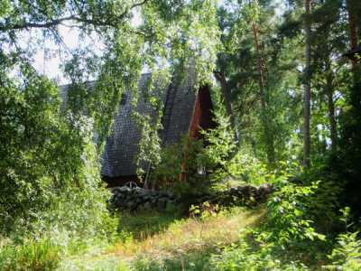 Le abitazioni che sorgono sull'isola di Seurasaari sono parte del paesaggio al punto che sembrano mimetizzarsi nella natura