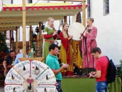 Altri personaggi medievali suonano su un piccolo palco in prossimit� di un ristorante