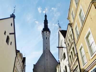 Uno scorcio della torre del municipio