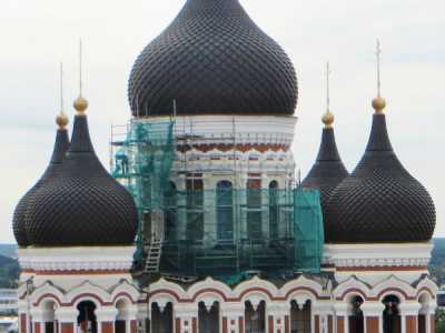  Cattedrale ortodossa di Aleksandr Nevskij che domina la collina di Toompea