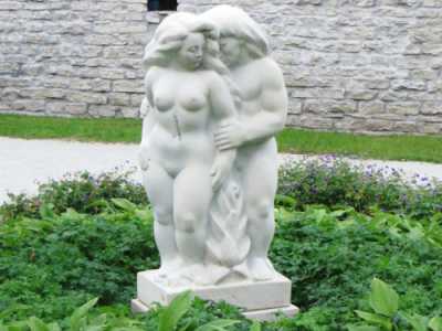 Una delle numerose statue poste all'interno degli ampi parchi della citt�