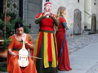 Donne travestite da dame del medioevo suonano in prossimit� di un ristorante invitando i turisti ad entrare