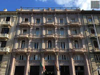 L'hotel Oriente, Progettato dall�ingegner Orazio Santalucia (del 1928). Dopo aver ospitato un cinema e un teatro ha relegato parte del suo spazio a una sala bingo