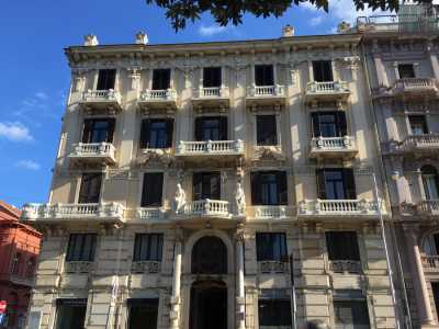 Prospetto del palazzo Atti: � caratterizzato per l�abbondanza delle decorazioni di ghirlande di fiori e da un imponente gruppo scultoreo sulla loggia nobile