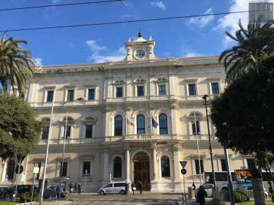 La Camera di Commercio di Bari, elegantemente abbellita da un orologio posto al centro dell'edificio.Il palazzo � stato costruito tra il 1881 e il 1886