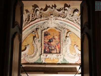 Accanto a questo ambiente c'� una piccola cappella privata contraddistinta da un altare in stucco marmo sovrastato dalla scritta latina domus orationis, letteralmente "casa di preghiera"