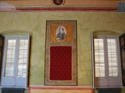 Sulle pareti notiamo diversi ovali in cui sono raffigurati gli avi della famiglia