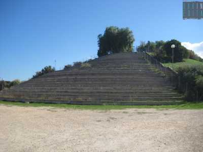 I gradoni dell'arena concepita per ospitare degli spettacoli che non hanno mai avuto luogo