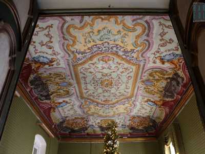 Lo splendido affresco visibile sopra l'albero