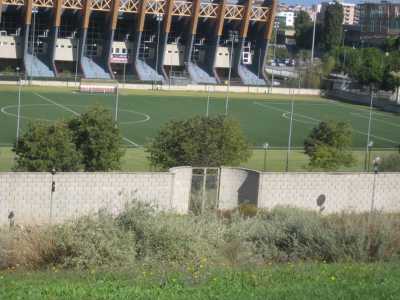 Un altro cancello sempre chiuso che separa l'area verde dai campi da calcio