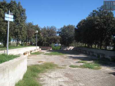 Lo spiazzo che conteneva le giostrine, distrutte poche settimane dopo l'inaugurazione del parco