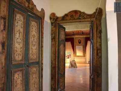 La stanza principale � la cosiddetta "galleria", realizzata in origine per ospitare collezioni di quadri, anfore e monete antiche