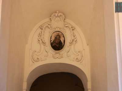 Saliamo quindi al primo piano, quello abitato dai nobili, lasciandoci dietro diverse decorazioni come una graziosa Madonna dipinta in un ovale che necessita di un restauro