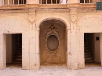Di fronte a noi si sviluppa una scala a tenaglia che tramite due rampe conduce al piano ammezzato