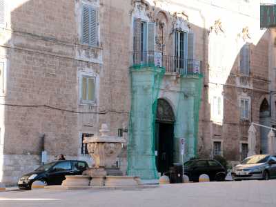 Dall'esterno il palazzo appare come un chiaro esempio di barocco leccese
