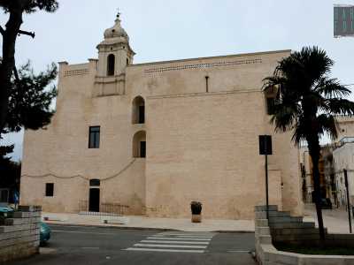 Il nostro racconto inizia in largo San Francesco, laddove si affaccia un ingresso secondario della chiesa di Santa Maria di Loreto