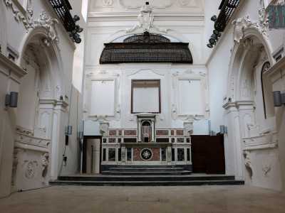 L'interno della chiesa completamente vuoto, privo di dipinti e posti a sedere
