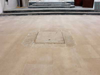 Al centro della navata notiamo per� una sagoma quadrata: � proprio lei, la botola che permette l'accesso alle catacombe